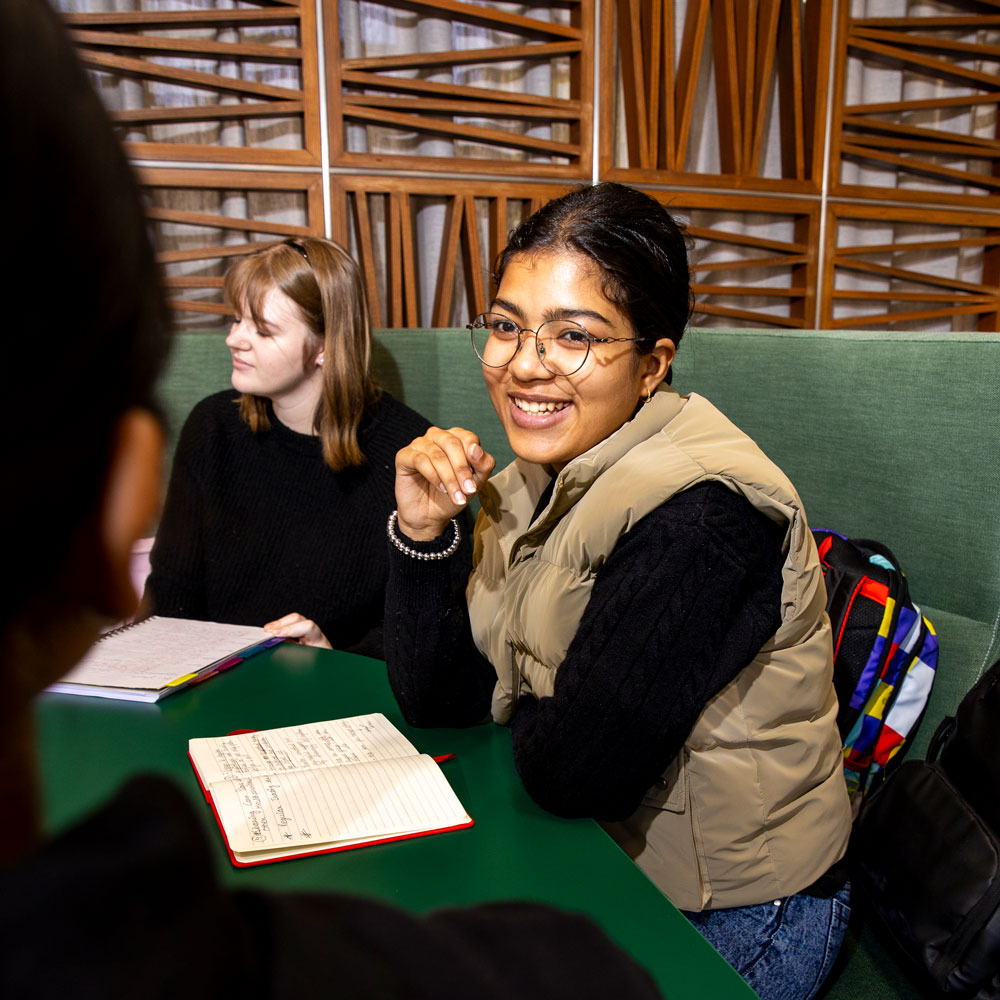 Image of students in Shepparton library.