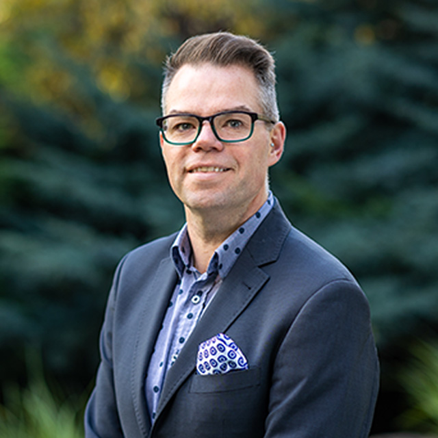 Photo of Associate Professor Glen Hosking