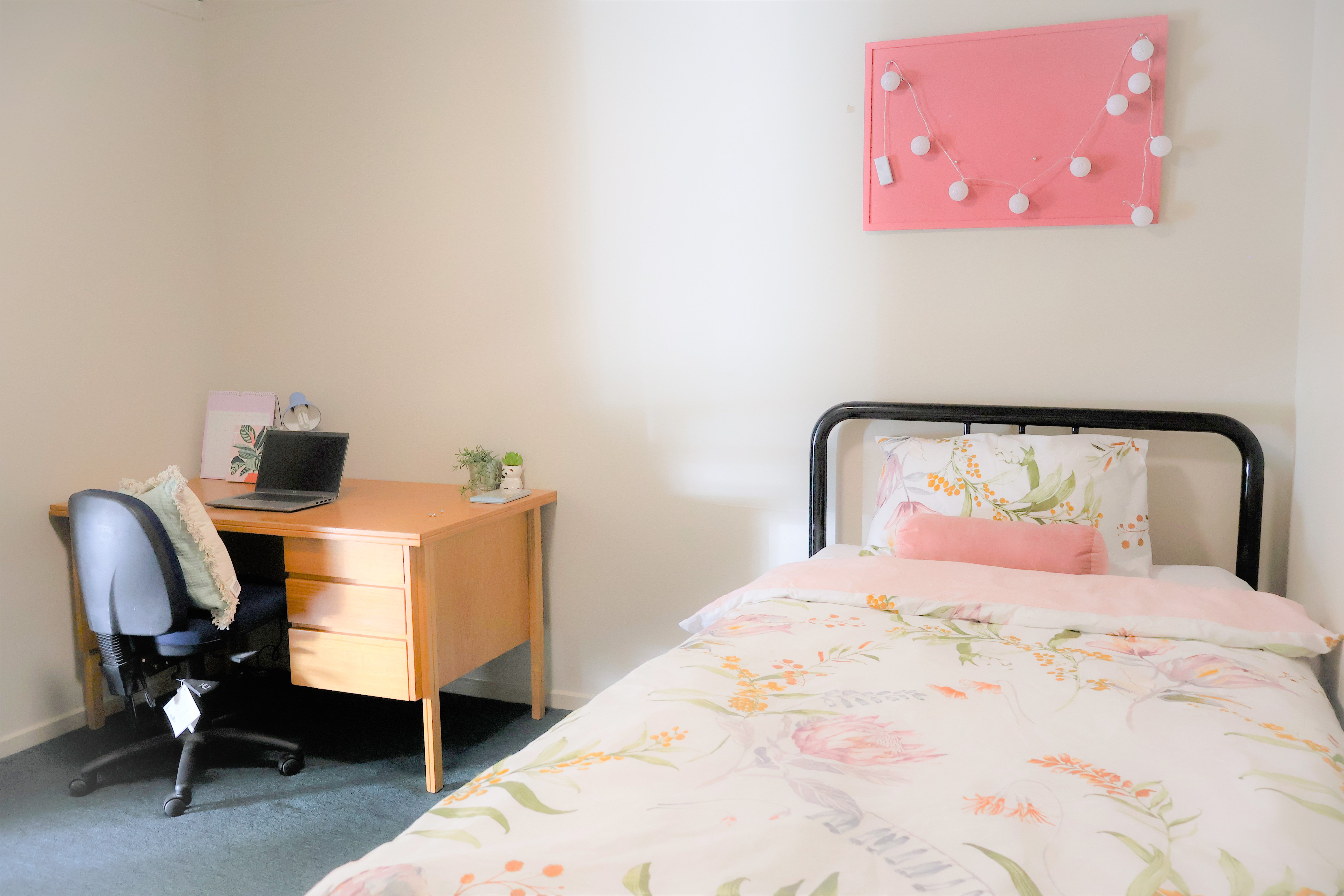 Single bed and desk, showing bedroom of Terraces in Bendigo.