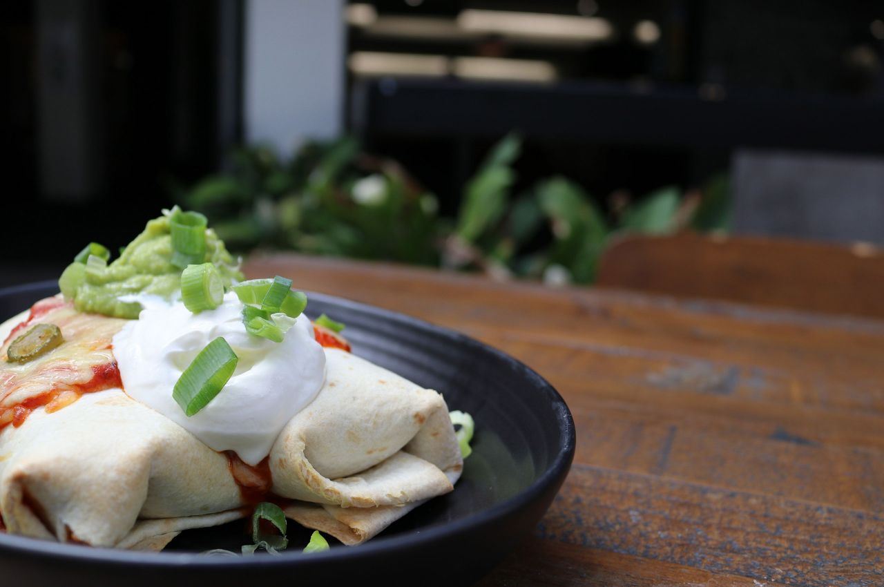 Red bean and rice burrito (V)