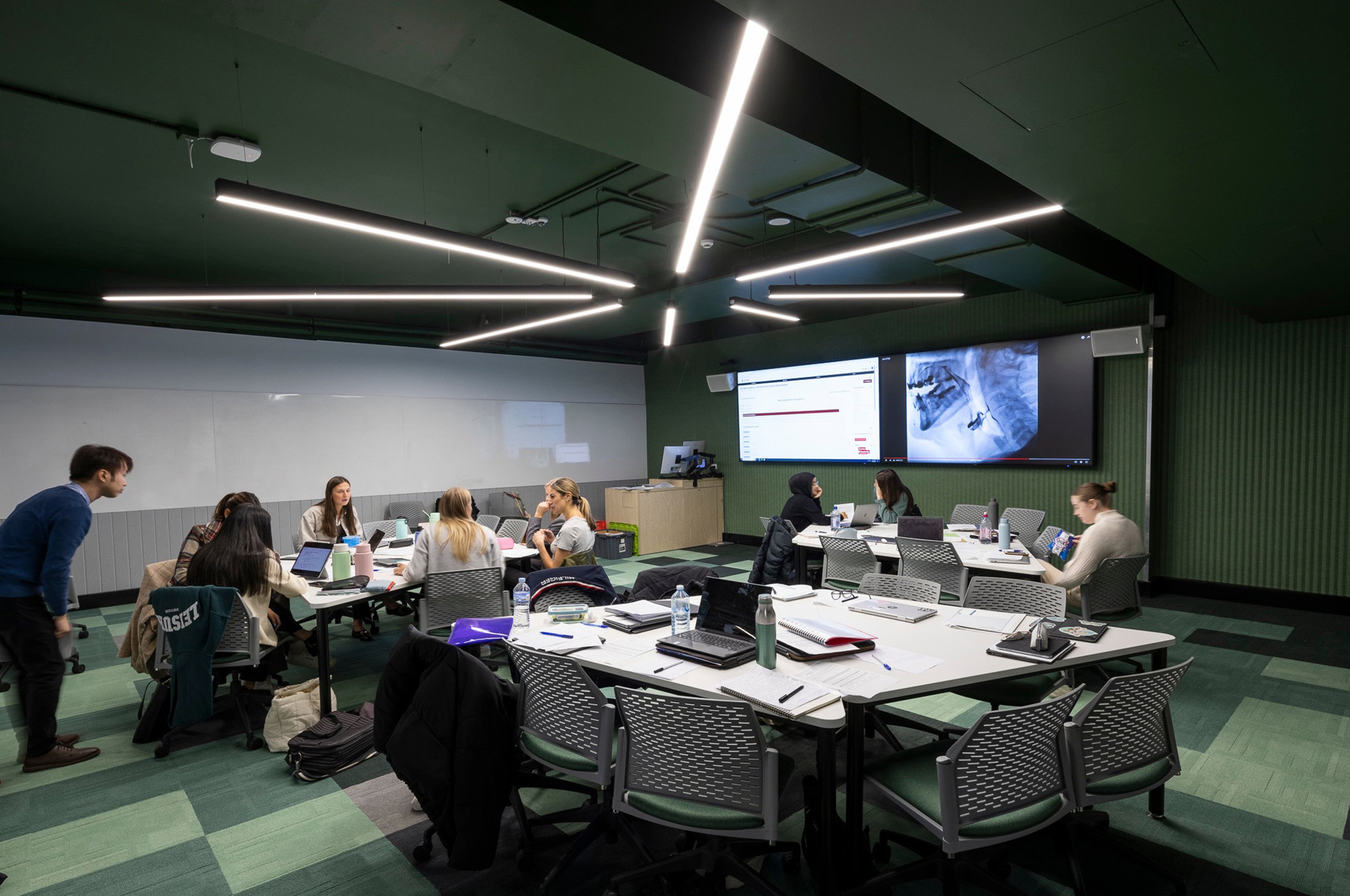 The facilities include a classroom with capacity for 30 students.