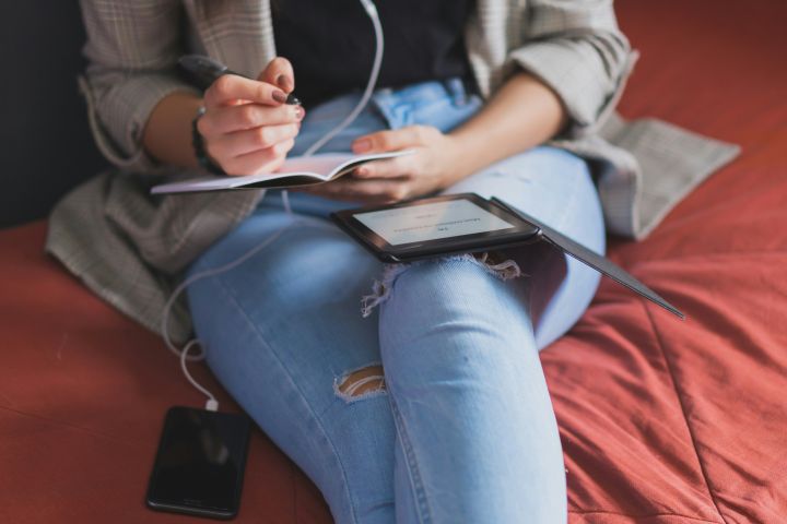 Taking notes while reading from a tablet