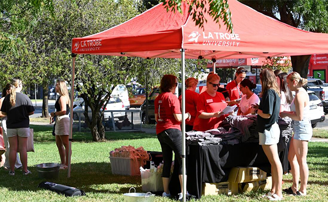 Shepparton O Week image_WordPress Article (650 x 400) Students at Shepparton O Week registration tent