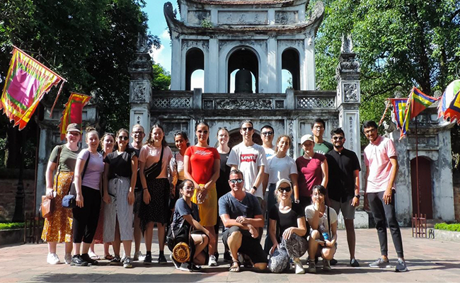 Event_WordPress Article (650 x 400) A group of students studying abroad