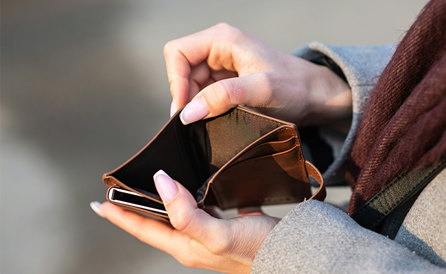 Person opening an empty wallet.