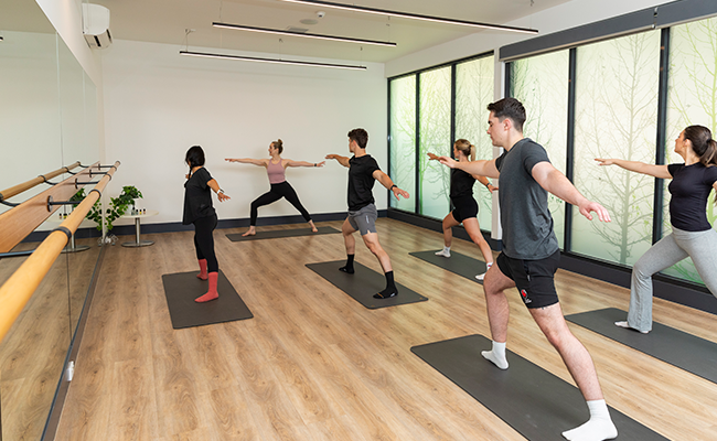 WordPress Article (650 x 400)_Vinyasa Yoga Yoga students