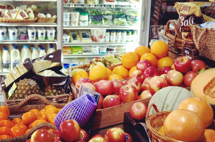 Picture of fruit and vegetables in a grocery stall.